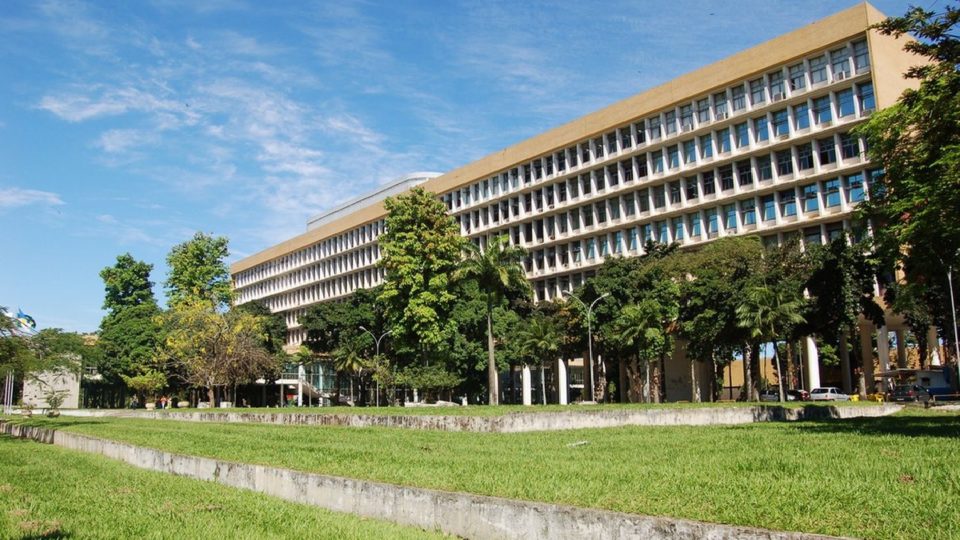 Por que as universidades federais estão demorando tanto para voltar às aulas presenciais Por que as universidades federais estão demorando tanto para voltar às aulas presenciais