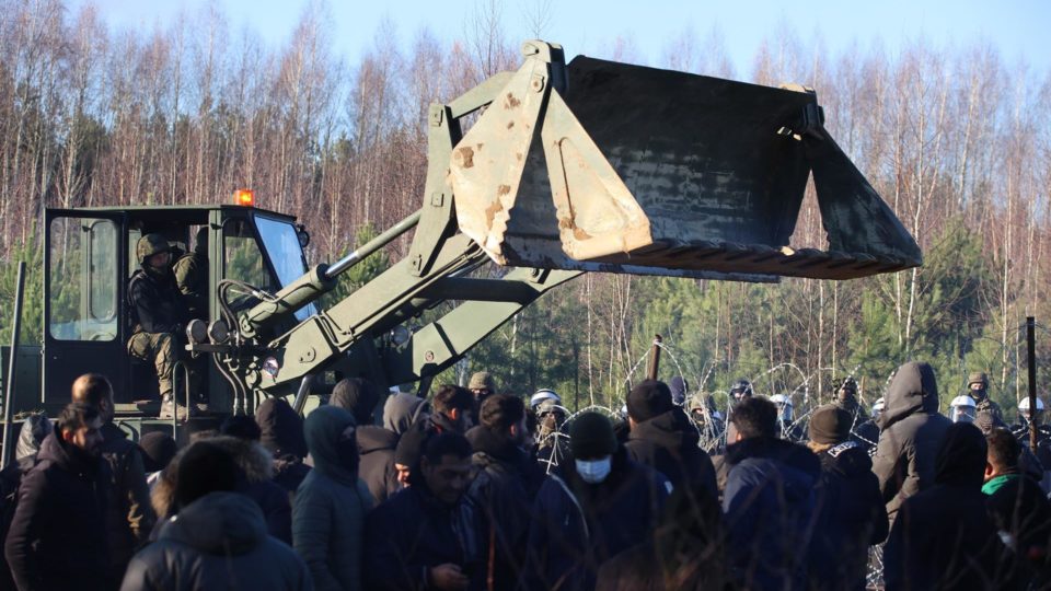 Ditador de Belarus ameaça interromper fornecimento de gás para a União Europeia Acampamento de migrantes na fronteira Polônia-Belarus tem levado a troca de acusações entre ditadura apoiada pela Rússia e o Ocidente