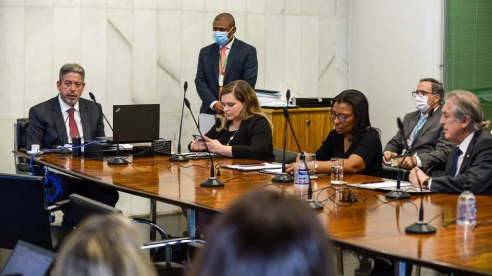 Qual é a estratégia do Congresso para recuperar as emendas de relator barradas pelo STF emendas de relator