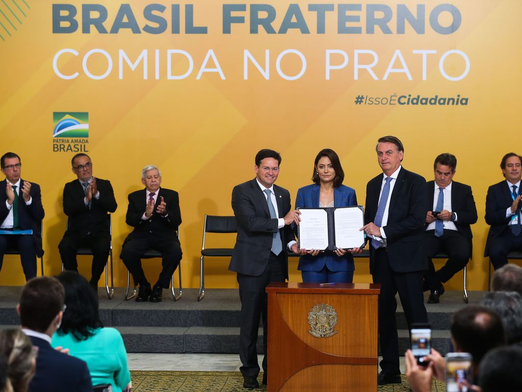 O presidente Jair Bolsonaro com a primeira-dama Michelle Bolsonaro e o ministro da Cidadania, João Roma, durante a cerimônia de lançamento do Programa Brasil Fraterno - Comida no Prato.