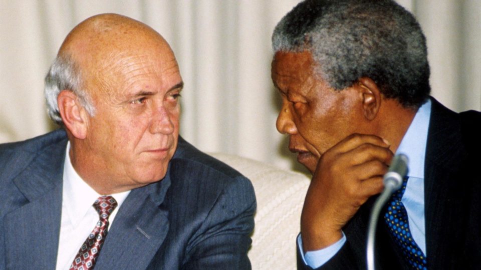 De Klerk e o racismo que acabou com uma potência nuclear Nelson Mandela e Frederik Willem de Klerk conversam em Pretoria, África do Sul, 4 de fevereiro de 2010. O ex-presidente sul-africano de Klerk morreu na quinta-feira (11 de novembro), aos 85 anos