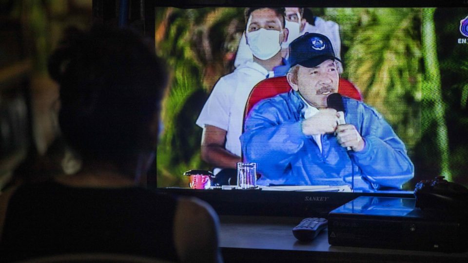 Mulher assiste a discurso do ditador Daniel Ortega na televisão em Manágua, capital da Nicarágua