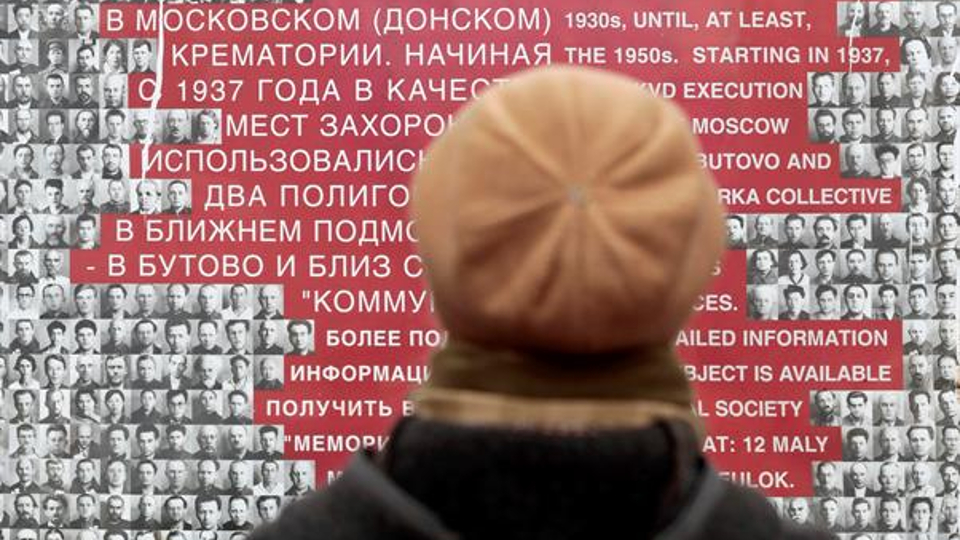 Rússia exige fechamento de importante grupo de defesa de direitos humanos do país Mulher observa memorial dedicado a vítimas de perseguição política na Rússia Soviética, erguido pela organização Memorial na praça Lubianka, em frente à sede da KGB em Moscou, Rússia, 29 de outubro de 2019