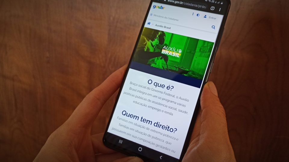 Auxílio Brasil começa a ser pago em 17 de novembro, mas valor ainda não será o prometido por Bolsonaro.