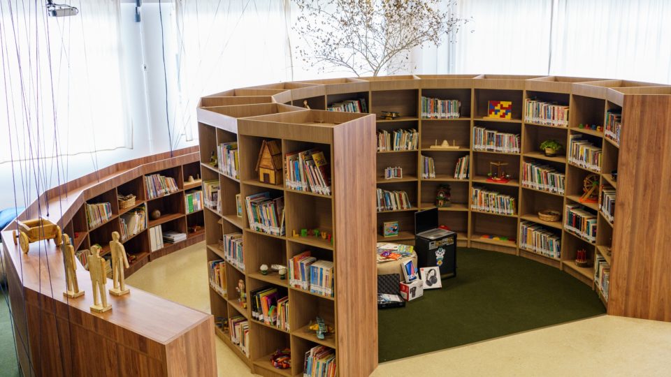 O projeto Bibliotecarte cuida de uma biblioteca solidária no bairro Fazendinha, em Curitiba.