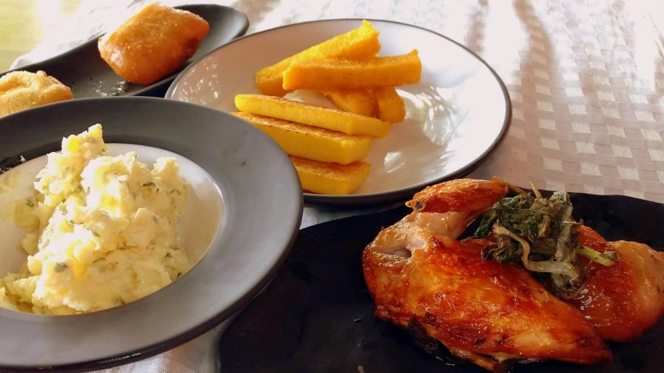 Di Paolo, famosa rede de galeterias, já está funcionando em Curitiba Galeto al primo canto, maionese, polenta e queijo doré – começa o show na Galeteria Di Paolo.