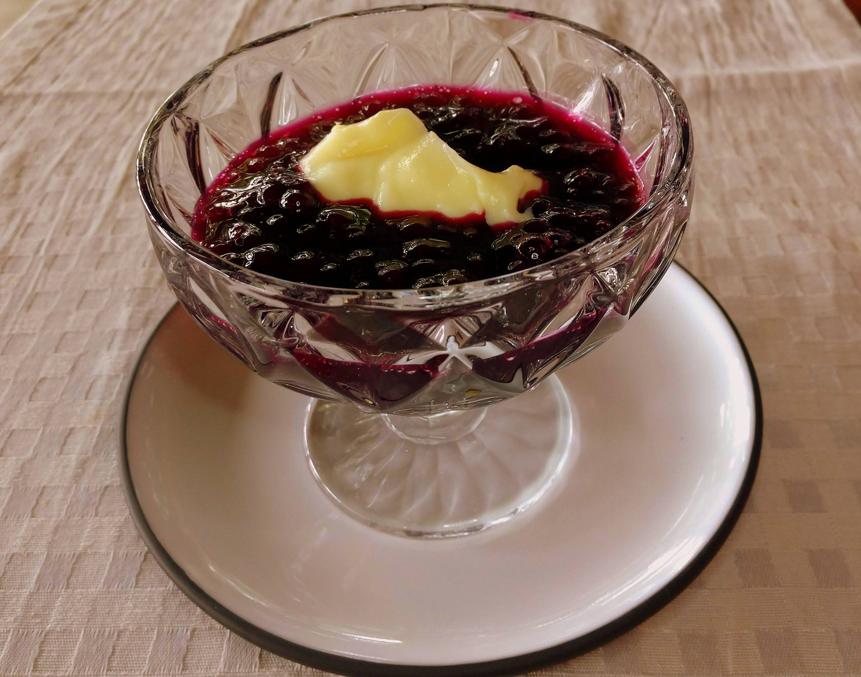 Sobremesa típica da Serra Gaúcha: Sagu ao vinho, com creme. Sobremesa típica da Serra Gaúcha: Sagu ao vinho, com creme.