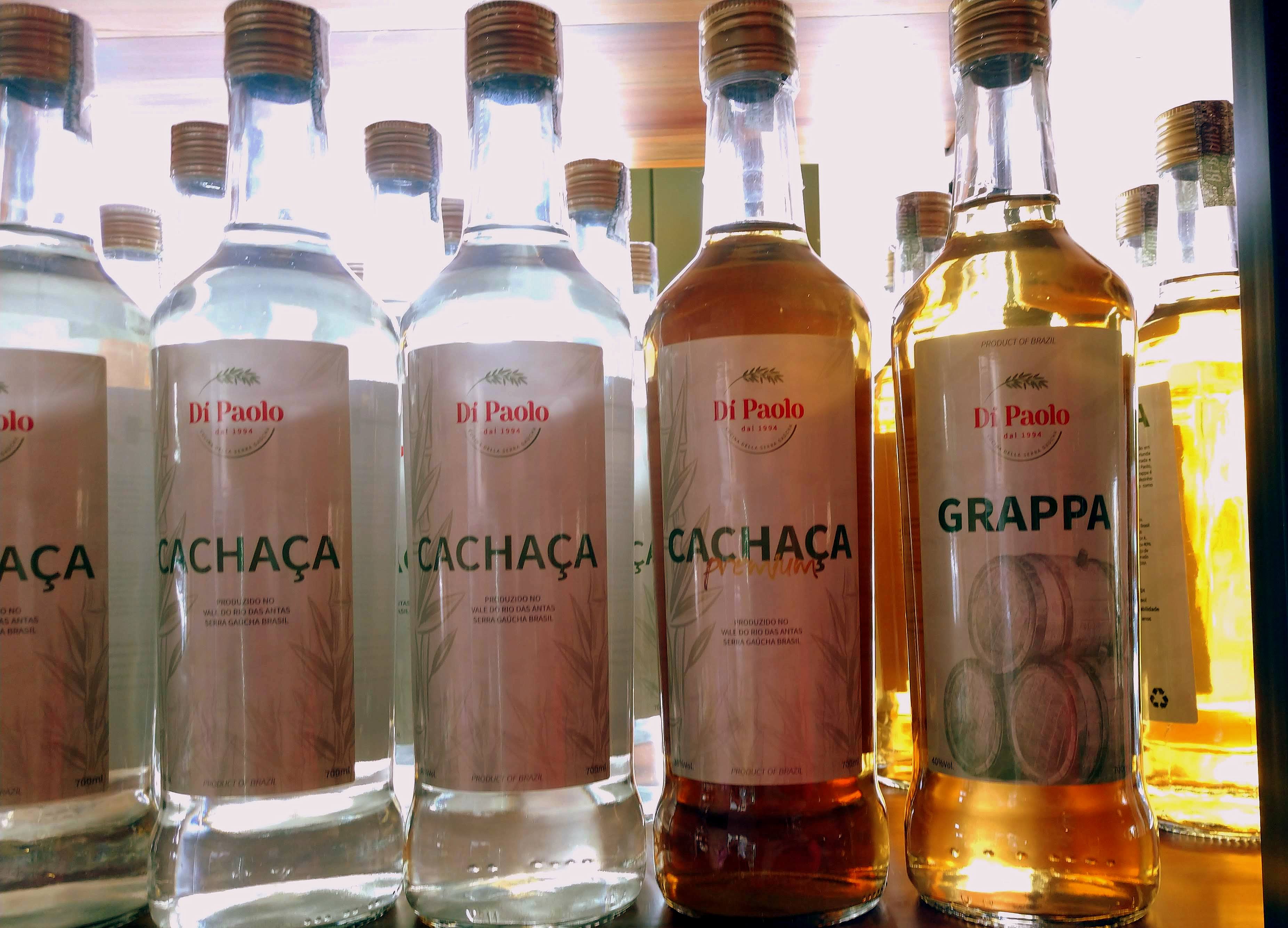 Algumas cachaças e a grappa de produção própria. À venda do empório da Di Paolo. Algumas cachaças e a grappa de produção própria. À venda do empório da Di Paolo.