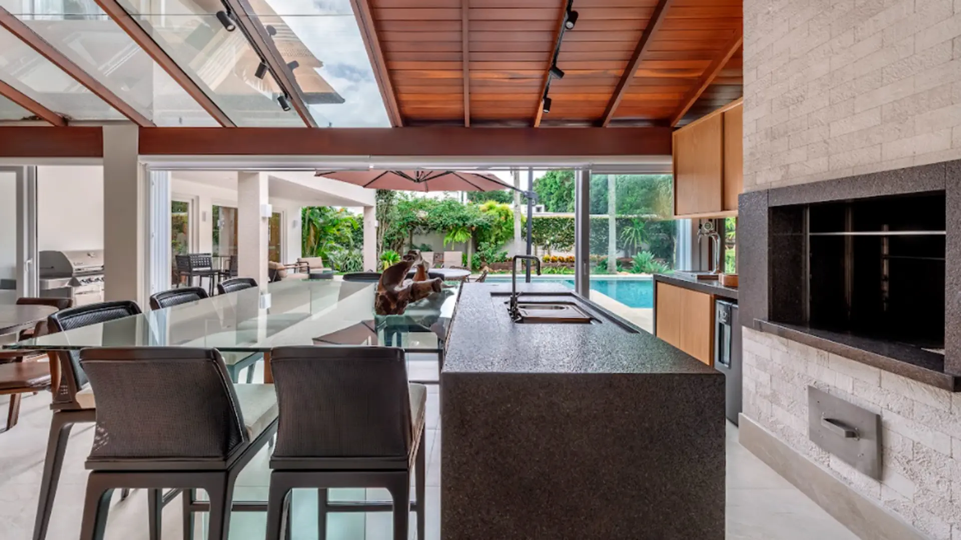 A luminosidade do granito torna o espaço mais sofisticado. Produto: Café Imperial PR. SCK Arquitetura.