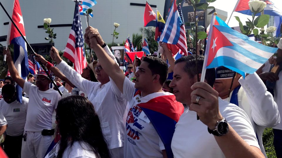 Organizador dos protestos em Cuba tem casa cercada por policiais e fica incomunicável Cubanos exilados em Miami participam de ato em favor de protestos na ilha.