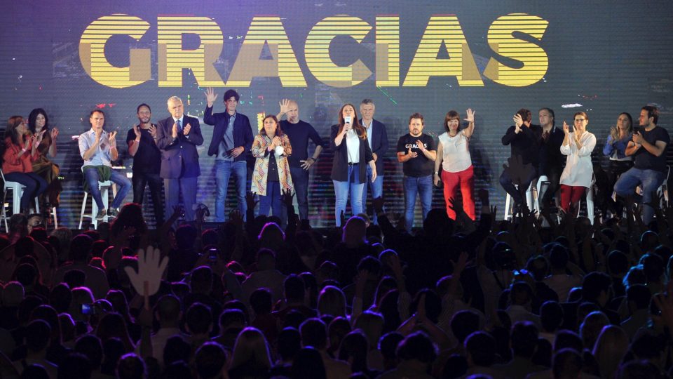 Com apuração concluída, oposição argentina celebra triunfo histórico nas urnas Integrantes da coalizão oposicionista Juntos por el Cambio comemoram a vitória nas eleições legislativas argentinas em novembro de 2021.