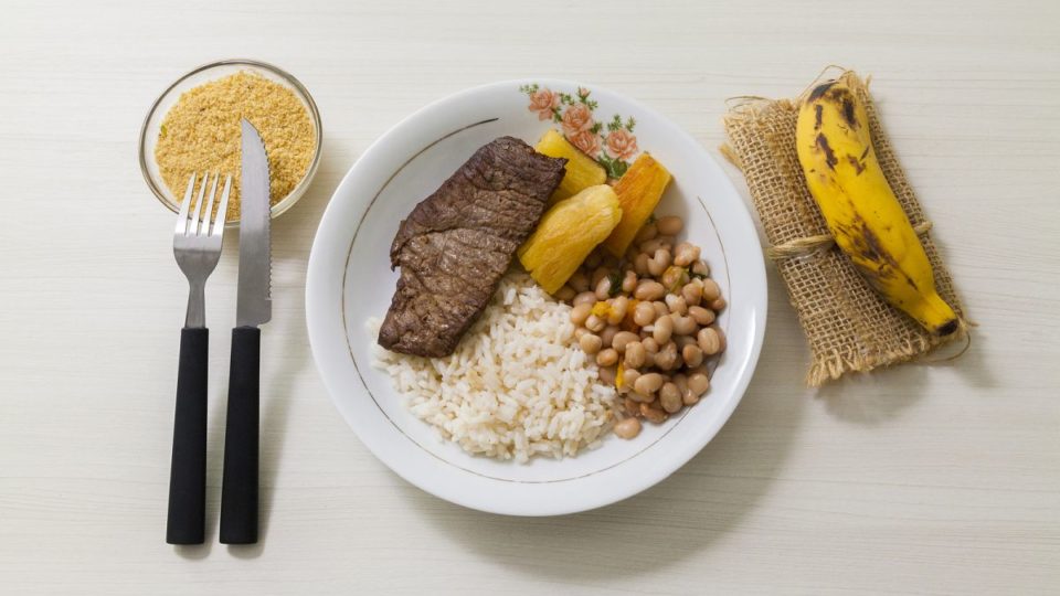 Brasileiros consomem mais pratos-feitos e lanchonetes para economizar nas refeições Prato-feito