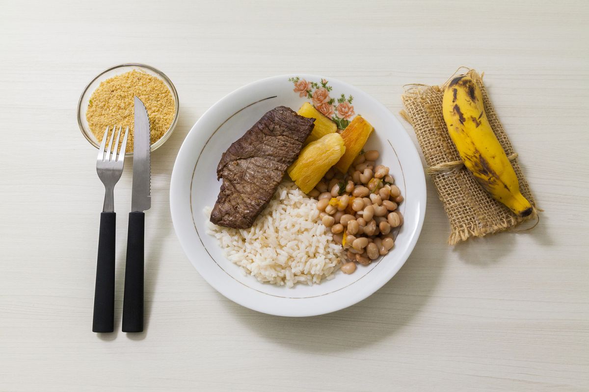 Uma das muitas variações de prato-feito, o popular brasileiro.