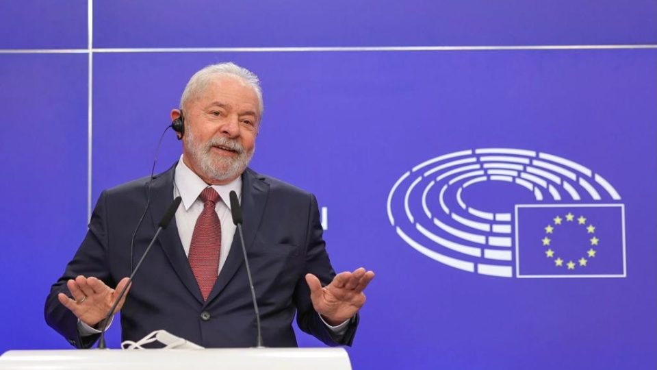 Na Europa, Lula diz que Bolsonaro é “cópia mal feita de Trump” Ex-presidente Lula durante entrevista noa Parlamento Europeu