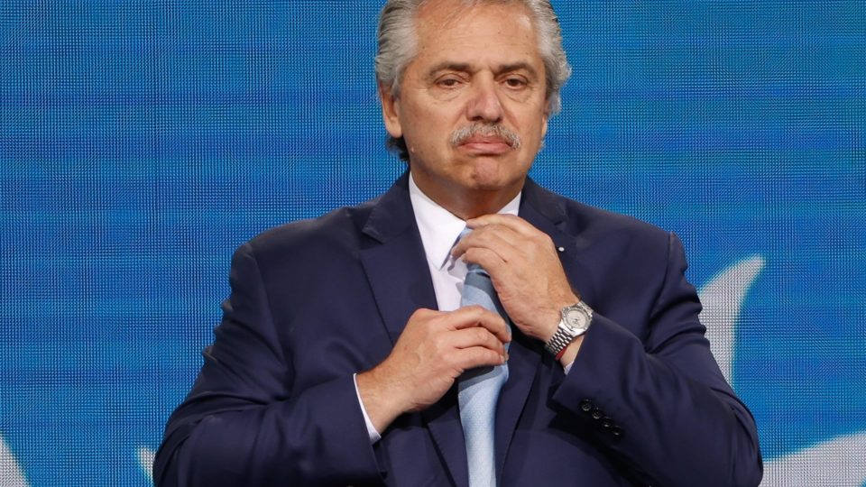 O que implica e o que explica a derrota do governo na Argentina? O presidente da Argentina, Alberto Fernández, fala a apoiadores após a divulgação dos resultados das eleições legislativas no país, 14 de novembro