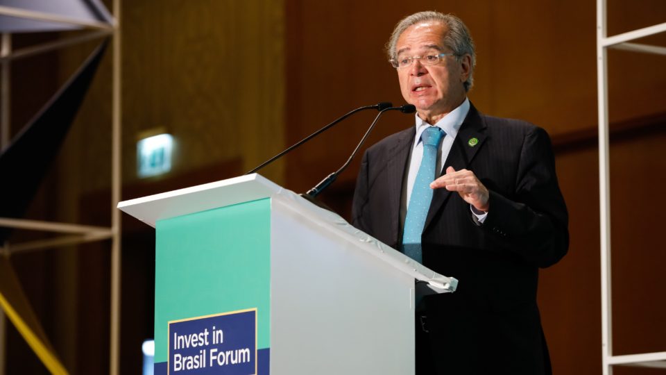 Guedes diz que Brasil cresce acima da média mundial. O que dizem os números Paulo Guedes fala na abertura do Invest in Brasil Forum, em Dubai: ministro disse que país cresce acima da média mundial, mas números mostram outra realidade.