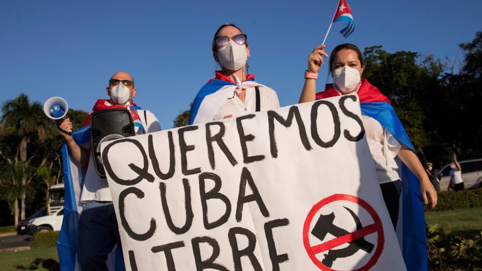 ONU condena decisão de Cuba de retirar credenciais de jornalistas da EFE Grupo de cubanos residentes na República Dominicana protesta contra a ditadura de Cuba, em Santo Domingo, República Dominicana, 15 de novembro