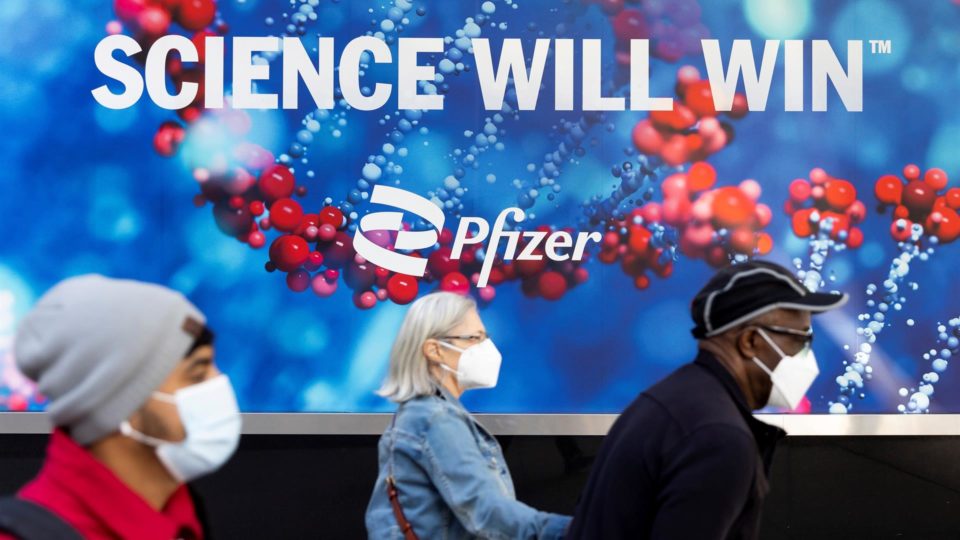 Protejam as crianças da Pfizer e de pais tolos Pessoas caminham em frente à sede da Pfizer em Nova York, EUA, 9 de novembro