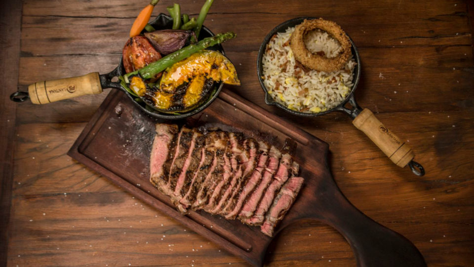 Almoço, menu executivo, entradas, saladas, principais de carnes e frutos do mar, surf n’turf (do mar à terra), sobremesas e happy hour. Conheça a The OX Room Steakhouse.