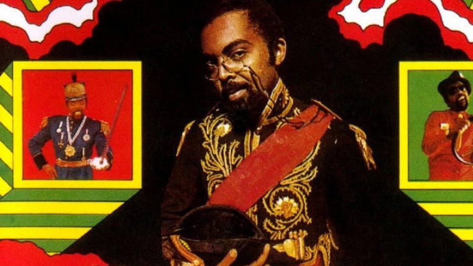 Há 143 anos, Machado de Assis descreveu entrada de Gilberto Gil para a ABL Gilberto Gil na capa do LP “Fardão”, de 1968: ironia das ironias.