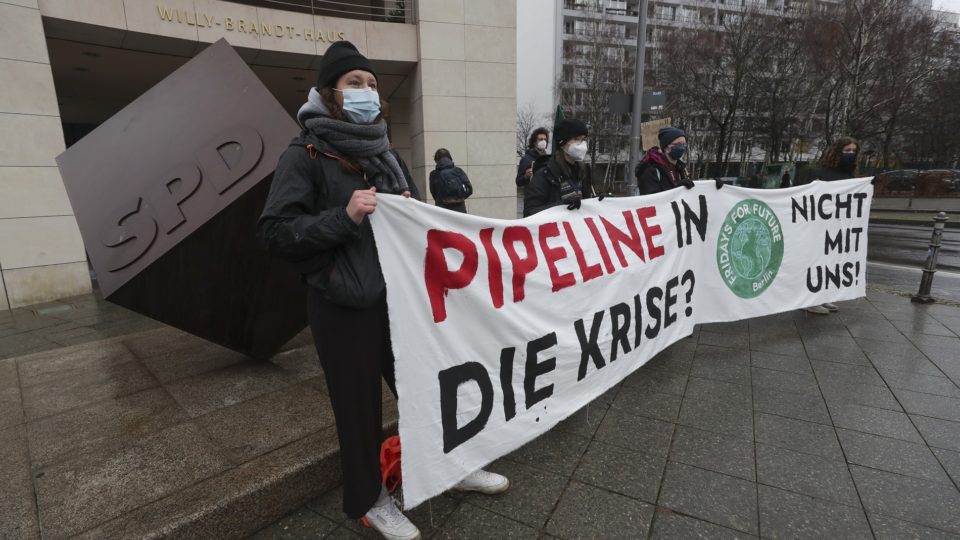 Alemanha suspende certificação de gasoduto russo considerado “ameaça” por Ucrânia e Polônia Protesto contra a construção do Nord Stream 2 na Alemanha, no início do ano