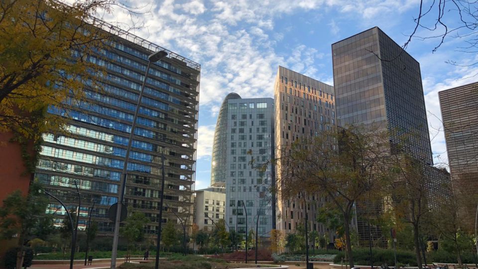 Bairro 22@, em Barcelona, é exemplo de inovação para cidades inteligentes O bairro 22@ possui arquitetura fabril, do século XIX, foi revitalizado e se tornou o berço da inovação em Barcelona.