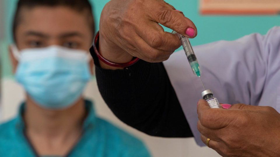 Taiwan pausa aplicação de segunda dose da vacina em adolescentes para avaliar efeitos adversos Profissional da saúde prepara dose de vacina da Covid-19 durante campanha de vacinação em Kathmandu, Nepal, 14 de novembro