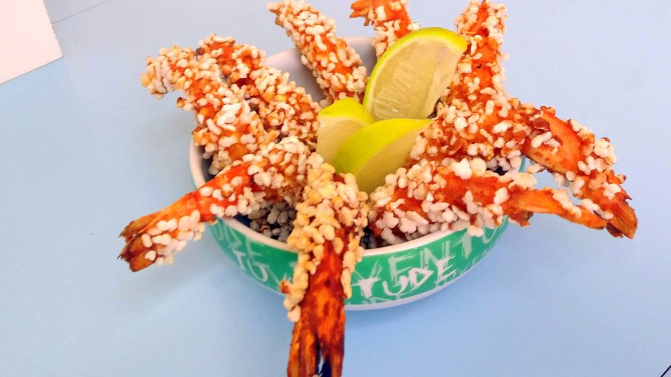 Camarão na tapioca. Prato lindo, petisco delicioso e fácil de fazer em casa Camarão empanado na tapioca, receita original do chef Thiago Castanho, saborosa e fácil para fazer em casa.