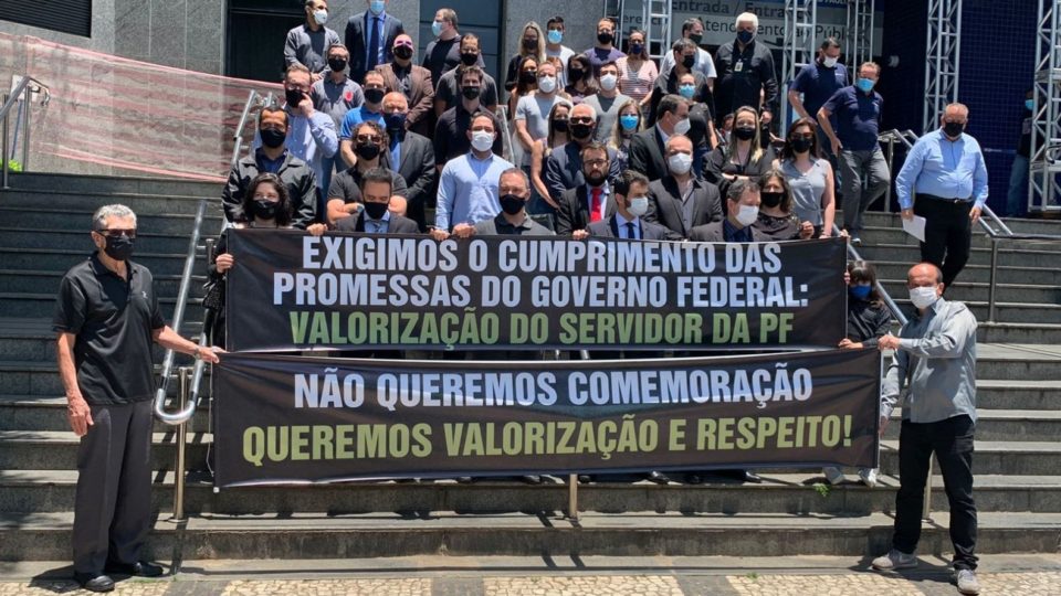 Policiais Federais cobram “valorização” prometida pelo governo Bolsonaro Policiais federais protestam por valorização e reconhecimento da categoria prometidos pelo governo Bolsonaro.