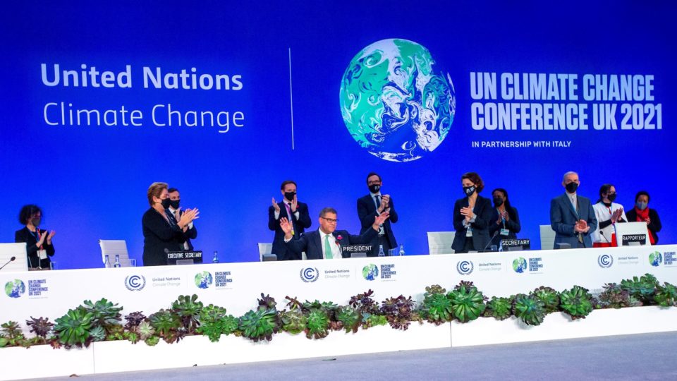 O fim da COP-26 e o desafio da “descarbonização” O presidente da COP-26, Alok Sharma, é aplaudido na sessão de 13 de novembro da conferência do clima, em Glasgow.