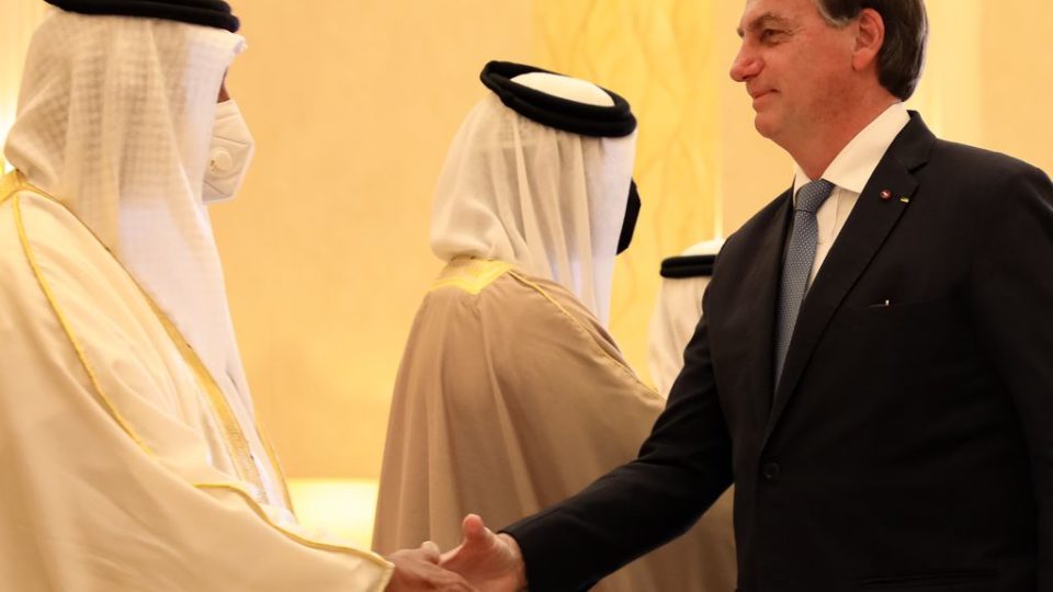 Bolsonaro fala em reajuste a servidores. Saúde amplia 3ª dose contra Covid. Auxílio Brasil começa a ser pago Bolsonaro em visita ao Bahrein: presidente estuda conceder reajuste a servidores.