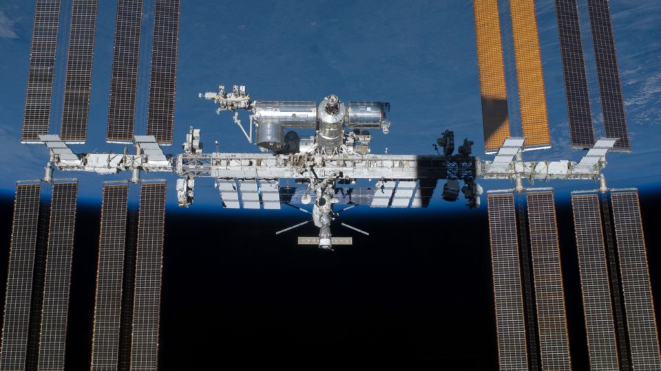 Em teste, Rússia destrói satélite com míssil lançado da Terra Estados Unidos acusaram a Rússia de ter colocado em perigo a tripulação da Estação Espacial Internacional (EEI); Moscou nega
