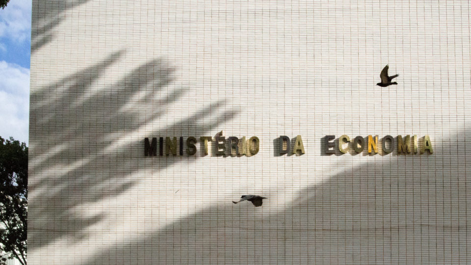 Governo revê projeções para a economia e agora prevê menos PIB e mais inflação Governo revê projeções para a economia e agora prevê menos PIB e mais inflação