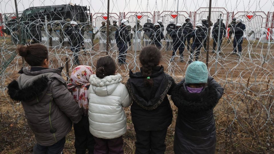 Polônia pode invocar medida de emergência da Otan para conter crise na fronteira Crianças observam policiais e militares poloneses através da cerca na fronteira entre Belarus e Polônia, perto do posto de Bruzgi-Kuznica, na região de Grodno, em Belarus, 17 de novembro
