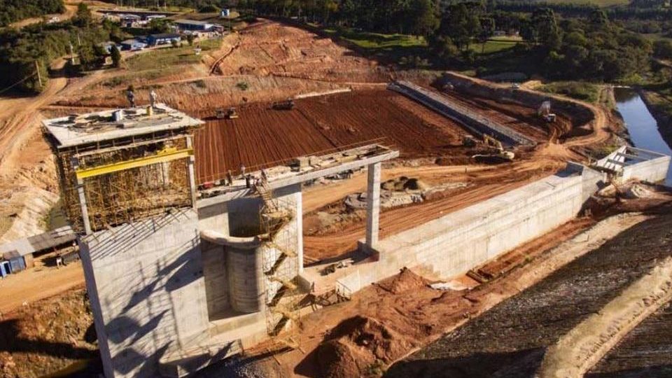 Sanepar paralisa novamente obra da Barragem do Miringuava por quatro meses Construção da Barragem do Miringuava em São José dos Pinhais.