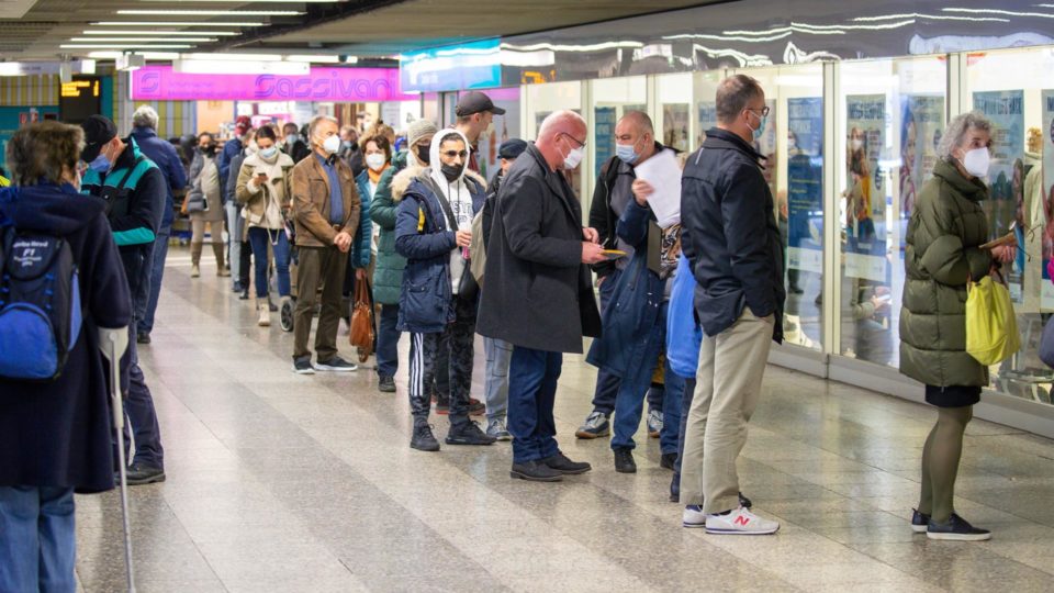 Como países europeus estão endurecendo as restrições para não vacinados Pessoas aguardam em fila de posto de vacinação em Frankfurt, Alemanha, 18 de novembro. Com casos de Covid-19 em alta, medidas mais rígidas estão sendo implementadas pelo país
