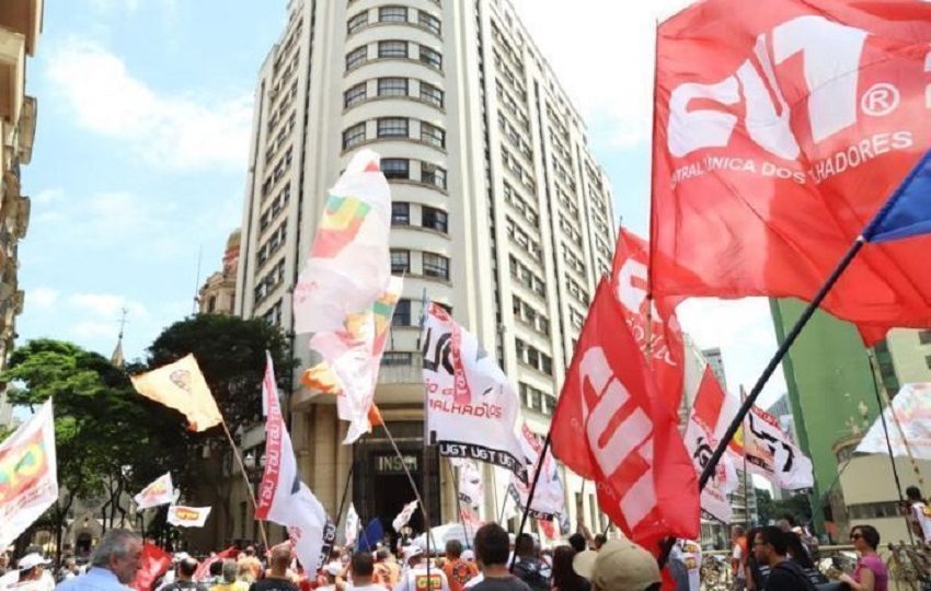 Centrais sindicais marcam protesto contra Bolsonaro no dia 20 de novembro Movimentos sindicais emitiram uma nota conjunta nesta quinta-feira (18) anunciando um protesto contra o presidente Jair Bolsonaro no dia 20 de novembro.