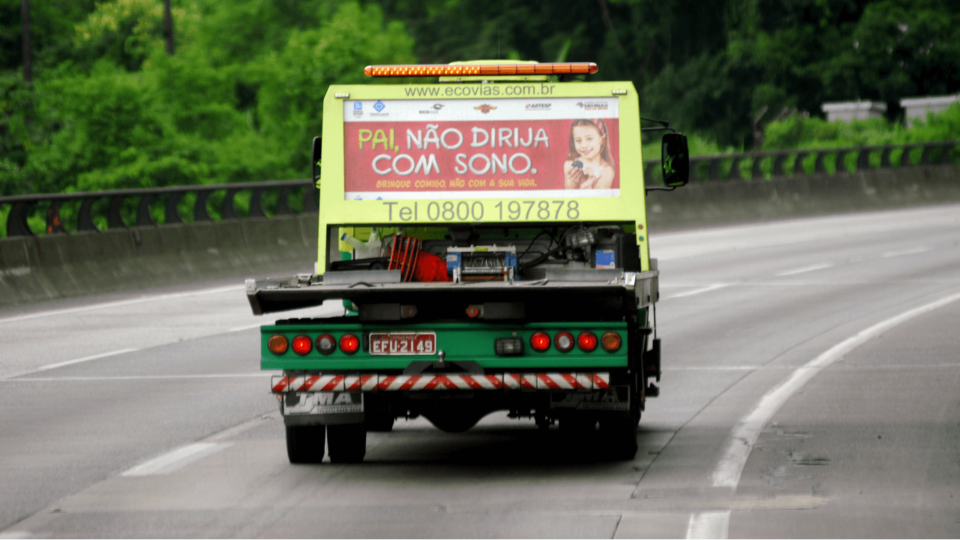 Publicado edital para guincho e operação rodoviária no período sem pedágio no Paraná Atuais concessionárias poderão participar da licitação para socorro mecânico.