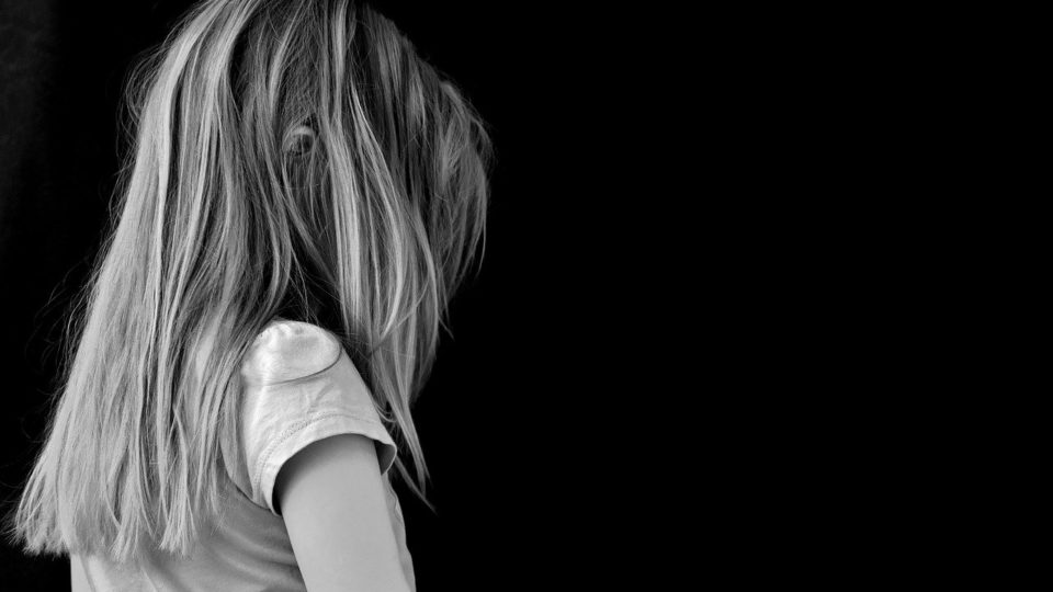 O esforço da esquerda para normalizar a pedofilia Criança triste