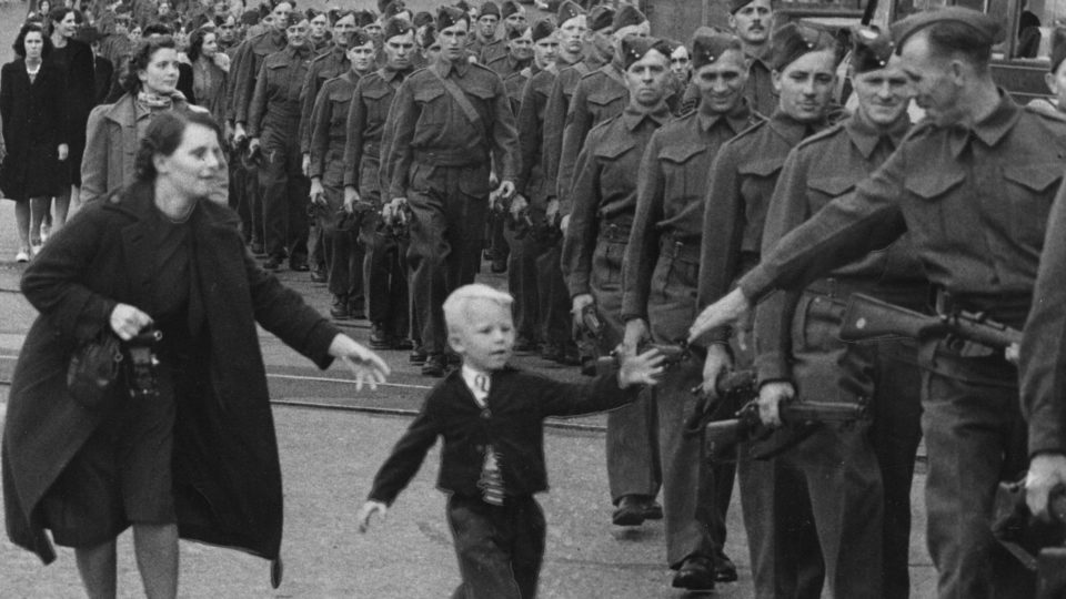 Política raiz e o efeito dominó, das famílias à política nacional Detalhe da célebre foto “Wait for me Daddy”, durante a partida de um regimento canadense para a Segunda Guerra Mundial.