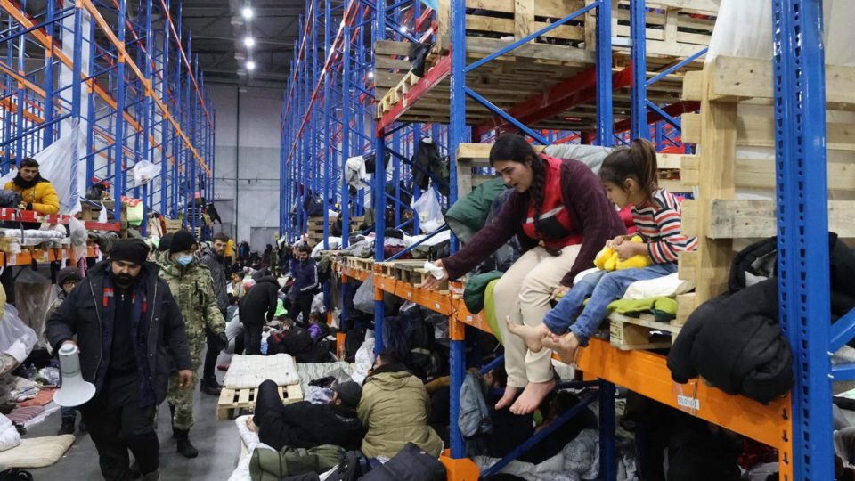 Belarus leva migrantes de volta à fronteira com a Polônia um dia após fechar acampamento Migrantes haviam sido deslocados para entreposto de transporte e logística na quinta-feira