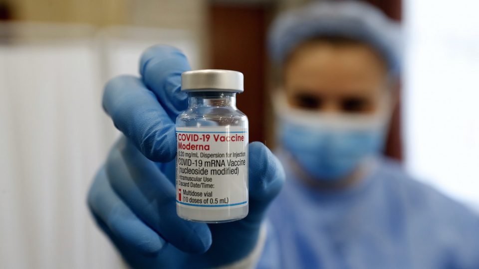 FDA autoriza doses de reforço para todos os adultos nos EUA Americanos a partir de 18 anos vacinados com imunizantes da Moderna e da Pfizer/BioNTech poderão receber dose extra seis meses após conclusão do ciclo primário