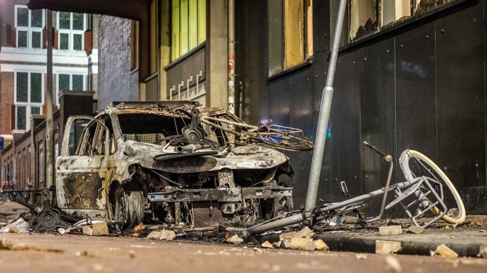 Roterdã, na Holanda, tem conflitos após protestos contra restrições a não vacinados Protestos contra novas restrições a não vacinados em Roterdã teve incêndios.