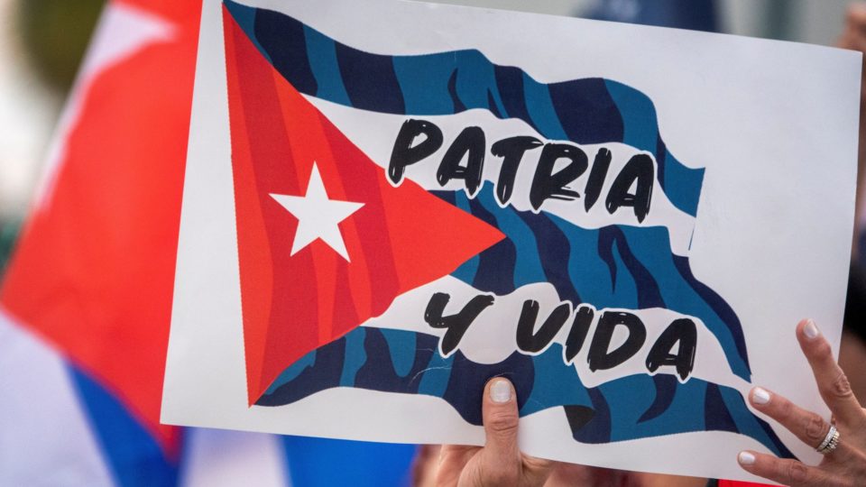 EUA criticam Cuba por “silenciar vozes” de jornalistas Cartaz exibido em protesto de exilados cubanos em Miami, em 14 de novembro, para apoiar as manifestações por liberdade em Cuba.