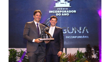 Ademi-PR premia os destaques do mercado imobiliário em 2021 Na principal premiação da noite, a Swell Construções passou o troféu de Incorporador do Ano para a construtora Laguna.