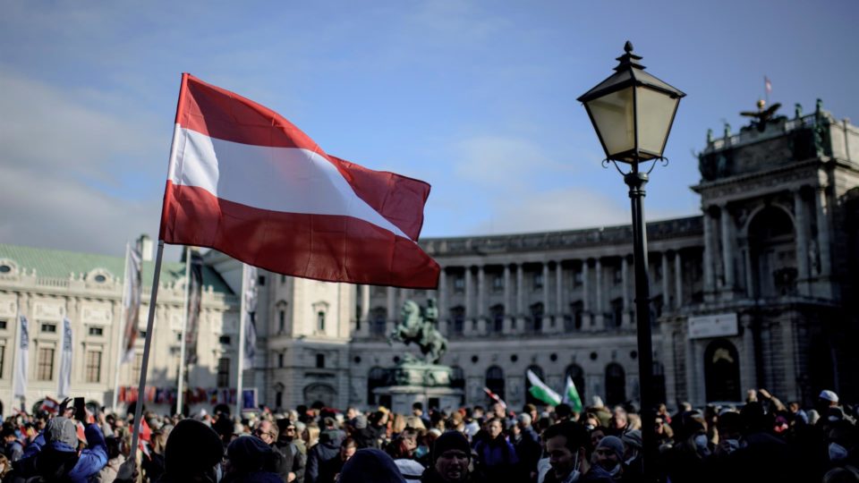 Multidão protesta em Viena contra novo lockdown e vacina obrigatória na Áustria Manifestantes na capital austríaca: lockdown entra em vigor na segunda-feira e obrigatoriedade de vacinação contra a Covid-19, no ano que vem