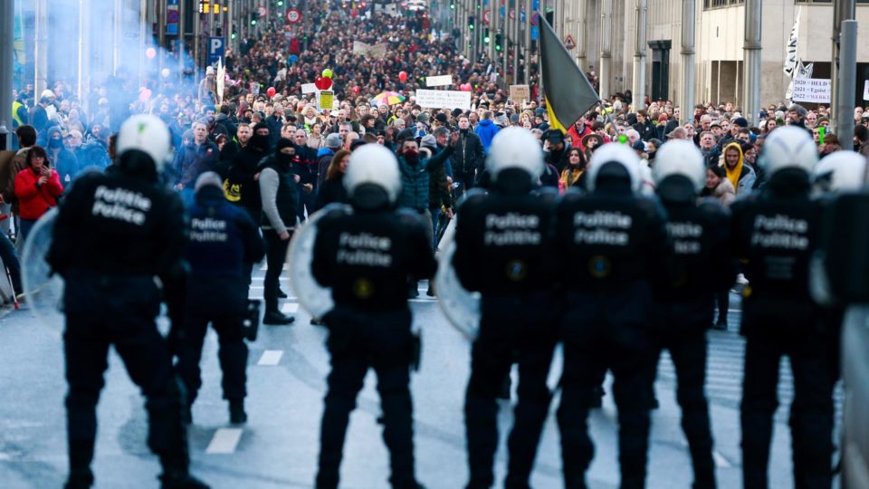 Polícia utilizou gás lacrimogêneo e canhões de água contra manifestantes em Bruxelas