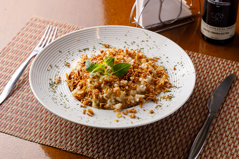 Risoto de alcachofra, nozes e cebola crocante, opção vegetariana do Osteria da Paz. Risoto de alcachofra, nozes e cebola crocante, opção vegetariana do Osteria da Paz.