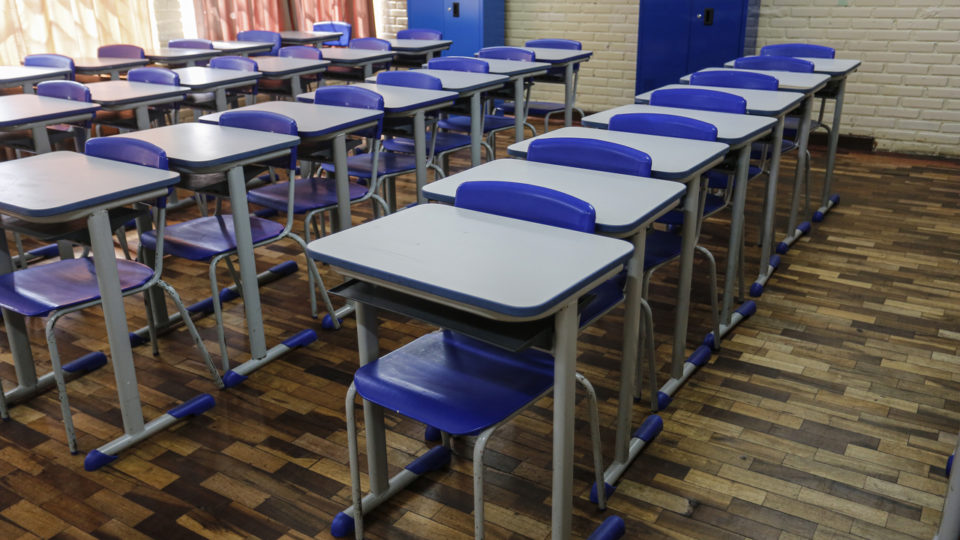 Aulas nas escolas estaduais serão 100% presenciais e sem comprovante de vacina Escola estadual no Paraná.
