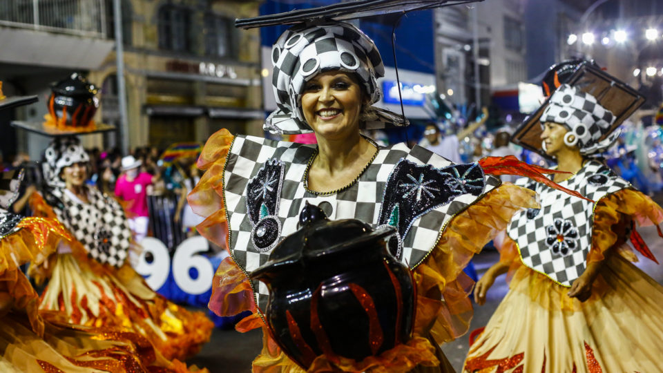 Qual sua opinião sobre o pedido para cancelar o carnaval de 2022? Desfile de escola de samba no carnaval de Curitiba em 2019